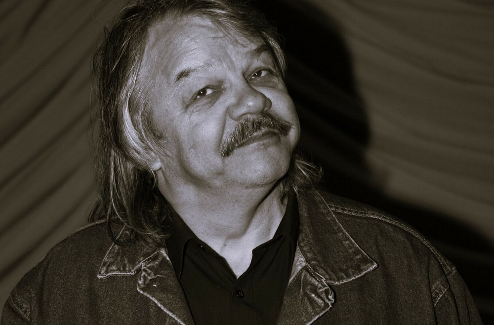 Daudzu mūzu raustītā mākslinieka Māra Putniņa radošā mantojuma vētīšana