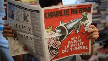 «Charlie Hebdo» slaktiņa otro gadadienu žurnāls sagaida ar melno humoru