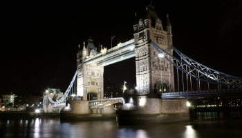 30. jūnijs. Atklāj majestātisko Londonas Tauera tiltu