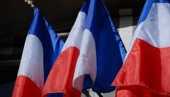 Francijas prezidenta vēlēšanu pirmajā kārtā līksmo Makrona un Lepēnas atbalstītāji