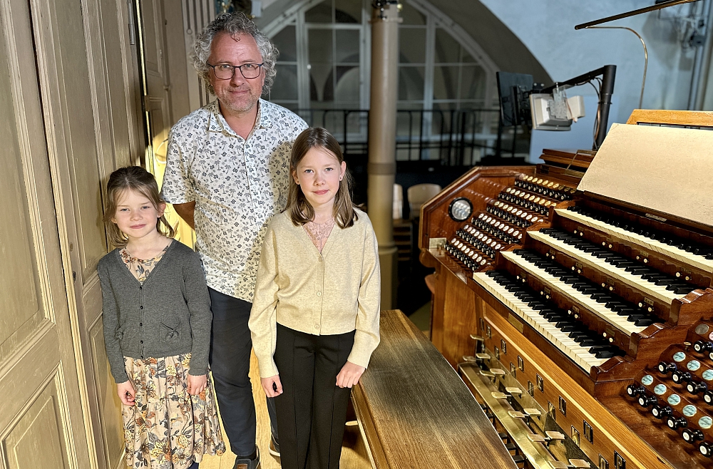 Kura instrumenta spēlēšanai nepieciešamas rokas, kājas un vēl asistents?