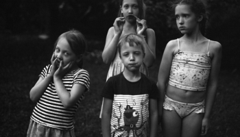 Fotogrāfes Rūtas Kalmukas izstāde "Saiknes" – viņas bērnu un pašas izaugšanas stāsts