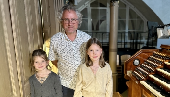 Kura instrumenta spēlēšanai nepieciešamas rokas, kājas un vēl asistents?