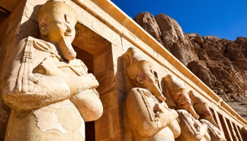 Vai zini, ar ko īpaša bija Ēģiptes valdniece Hatšepsuta un viņas arhitekts Senenmuts?