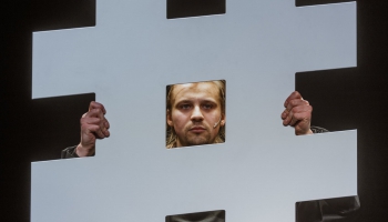 Kas notiek aktiera galvā? Kristapa Kristera Ozola monoizrāde "Sākums" Valmieras teātrī