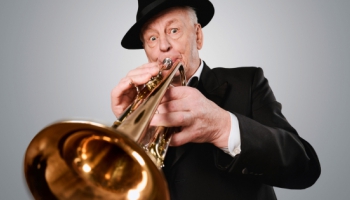 Jautrs un arī smeldzīgs stāsts par novecošanu - jaunais iestudējums Nacionālajā teātrī