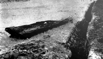 Vai zini, ka pirmā aizvēsturiskā vienkoča laiva Latvijā atrasta Vilkmuižas ezerā?