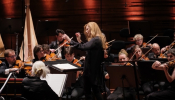 Dziedātāja un diriģente Barbara Hanigena un Dānijas NSO Kopenhāgenā