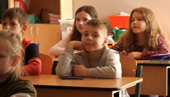 Ukrainas skolēnu izglītības process līdz mācību gada beigām skaidrs, par tālāko vēl jādomā