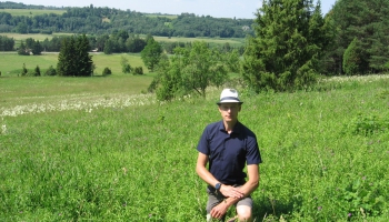 Ģirts Dzērve Abavas pagastā audzē vīnogas un arī iesaistījies projektā "Grass Life"