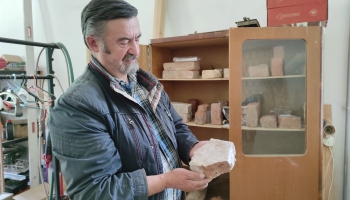 Mākslinieks rada Balvu muižas celtniecībā izmantoto ķieģeļu kolekciju
