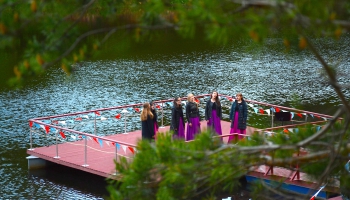 Tautasdziesmu pūrā sakņota mūzika uz peldošās skatuves Ogres upē