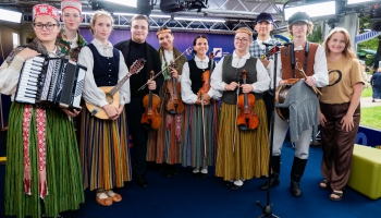 Svētku studijā - vijolnieks Daniils Bulajevs un folkloras kopa “Tarkšķi”.