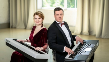 Dubultportretā dzīvesbiedri: pianiste Dženifere Sumeraga un otolaringologs Dins Sumerags