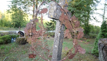 Metāla kroņi kapsētās - neparasta aizgājēju pieminēšanas tradīcija Latvijā