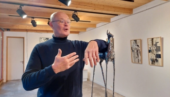 Roberta Koļcova jaunajā izstādē "Pieguļnieka pieraksti" darbos klātesošs ir zirga tēls