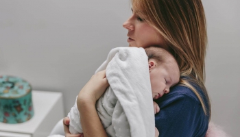Svarīgi barot mazuli ar mātes pienu, bet arī nekaunināt māmiņas, kam tas neizdodas