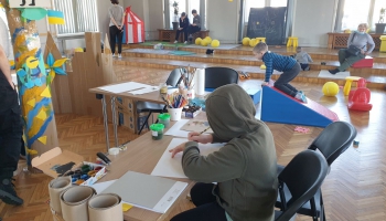 Organizācija "Caritas Latvija" izveidojusi radošo istabu ukraiņu bērniem