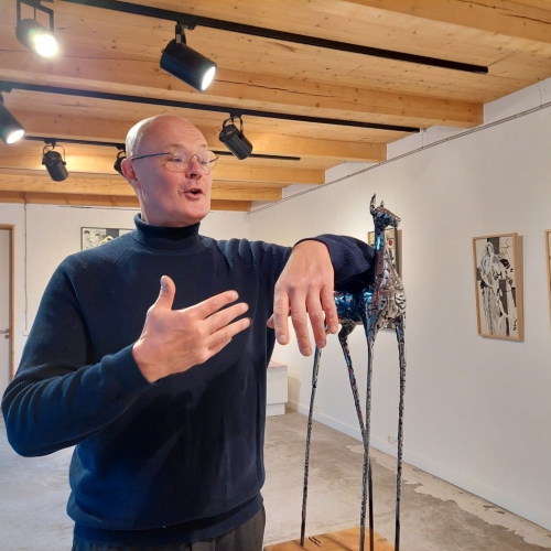 Roberta Koļcova jaunajā izstādē "Pieguļnieka pieraksti" darbos klātesošs ir zirga tēls