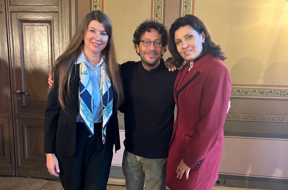 Hella Milbreta-Holma (no kreisās), diriģents Mikēle Gamba un dziedātāja Marina Rebeka