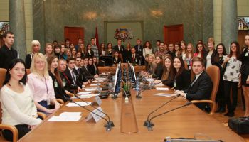 Latvijā zema politiskā līdzdalība jauniešu vidū; tikai katrs piektais interesējas