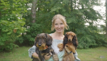 Kristīne Dafnere un viņas mīluļi – suņi Karloss un taksis Sančo