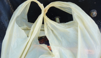 Veikalos bez maksas plastmasas maisiņus nevarēs saņemt. Vai tas risinās problēmu?