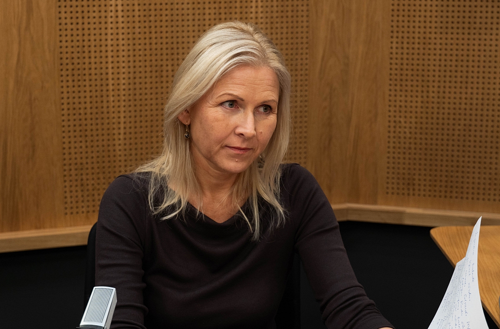 diktāts, Anna Veismane