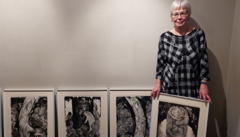 Ilgneses Avotiņas litogrāfiju sērija "Retro" ir velte dzejniecei Austrai Skujiņai