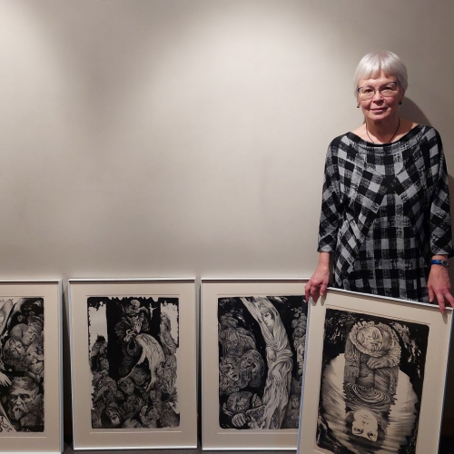 Ilgneses Avotiņas litogrāfiju sērija "Retro" ir velte dzejniecei Austrai Skujiņai