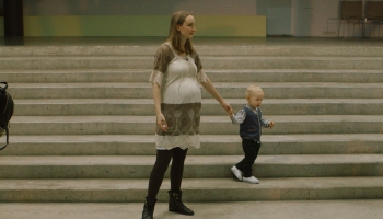Filma "Klātbūtne" - saruna par sievietes pieredzi grūtniecībā un dzemdībās mākslā