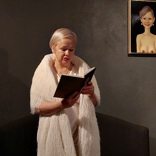 Iznācis Daces Rukšānes "smaržu cikla" romāns "Sarkanais un melnais, un baltais"