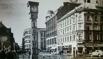 Vai zini, kāpēc Latvijas Radio pārraides savulaik skanēja pie "Laimas" pulksteņa?