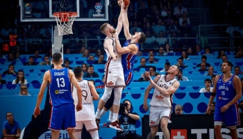 Latvija ar 80 pret 84 zaudē Serbijai. Gražulim savainojuma dēļ čempionāts beidzies