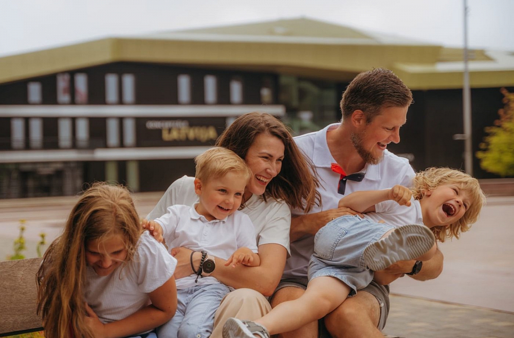 Sportiski aktīvie Delveri izbauda ziemu: izveidojuši pat slidotavu kopā ar kaimiņiem