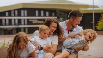 Sportiski aktīvie Delveri izbauda ziemu: izveidojuši pat slidotavu kopā ar kaimiņiem