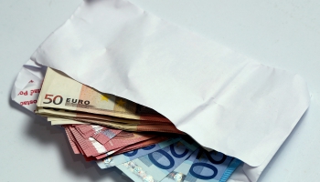 «Это отчаяние»: каждый пятый житель Латвии решает вопросы при помощи взяток