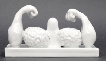 Mazo formu porcelāna izstāde “Prāta fitness” mudina domāt par prāta treniņu