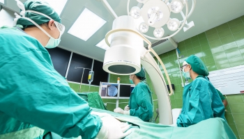 В рижской больнице проведена уникальная операция - пациентке вернули способность дышать