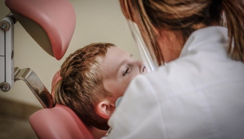 Bērnam sāp zobs: kur meklēt palīdzību akūtos gadījumos un cik tas maksā