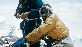 Edmunds Hilarijs kopā ar šerpu Tenzingu Norgeju pirmie uzkāpj Everesta virsotnē
