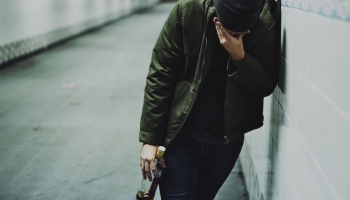 Alkohola popularitāti jauniešu vidū nomaina narkotikas: kāpēc daudzi uzsāk atkarību ceļu?