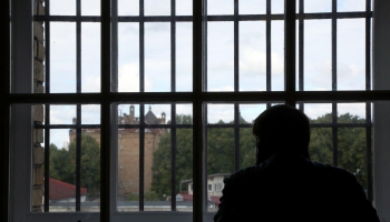 Izmeklēšana pēc vasarā notikušās ieslodzītā bēgšanas no cietuma vēl nav noslēgusies