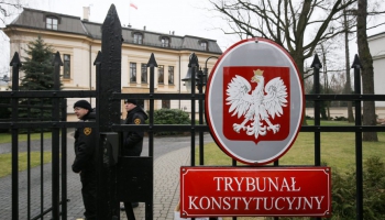 Polijas premjers spriedumu saistībā ar konstitucionālo tiesu sauc par likumiski nesaistošu