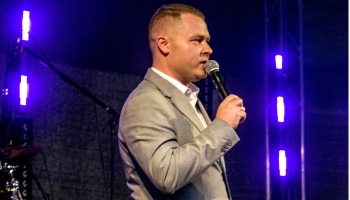 Roberts Ošiņš izdod dziesmiņu par klupšanu