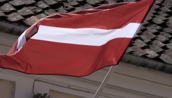 Rosina Igaunijas un Lietuvas neatkarības dienās pie publiskām ēkām izkārt Latvijas karogu