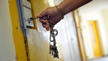 Vecas durvju slēdzenes - nedrošas pret zagļiem un var atstāt pašu īpašnieku aiz durvīm