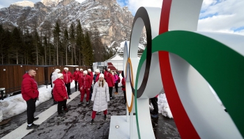 Kamēr gaidām kamaniņu braucēju startu, ielūkojamies Kortīnas olimpiskā ciemata ikdienā