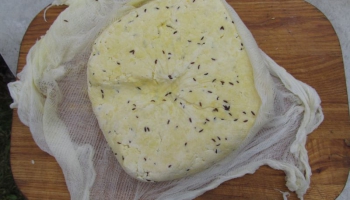 Фейковый сыр, несвежие продукты - главные риски продуктового шопинга на Лиго