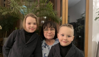 Izbauda laiku ar mazbērniem, bet zaudējums ir klātesošs. Saruna ar Daigas Zvaigznes ģimeni